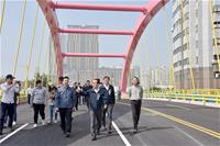 相關圖片：林欽榮副市長指示施工團隊龍德新橋兩側自行車道及河堤植栽、綠色地被景觀改善作業