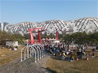 相關圖片：[圖七] 由輕軌高雄展覽館站進入星光水岸公園，即可看到造霧拱門與彩繪。_0
