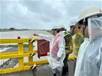 相關圖片：林副市長指示越晚風雨越大，請新工處團隊加強警戒及注意安全