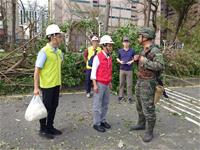 相關圖片：[圖五] 林欽榮副市長前往新光路慰勞辛苦工作人員。_0