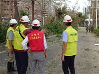 相關圖片：[圖四] 林欽榮副市長指示持續加派機具人員全面清除倒塌路樹。_0