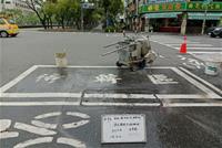 相關圖片：前金區成功一路與民生二路西南側待轉區孔蓋，民眾表示待轉時都會擔心受怕。
