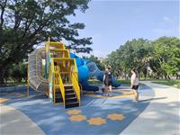 相關圖片：[圖2] 岡山本洲公二公園全面鋪設無縫軟墊，提升遊戲安全性。