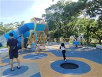 相關圖片：[圖6] 岡山本洲公二公園全面鋪設無縫軟墊，提升遊戲安全性。
