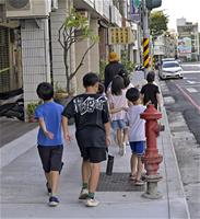 相關圖片：1 南屏路(裕興路至華夏路)人行道換新