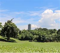 相關圖片：圖3、廣闊草地映襯藍天白雲，勾勒出果嶺自然公園的壯闊景致。
