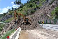 工務團隊現已完成道路修補，謹慎地移除土石，並持續監測，以兼顧安全及如期通車