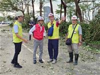 相關圖片：[圖七] 林欽榮副市長前往新光路視察路樹倒伏排除情形。_0