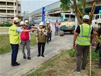 [圖五] 林欽榮至鐵路園道視察路樹加固整備作業防範康芮颱風。