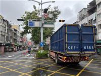 相關圖片：[圖八] 光華路移除下垂枝及枯枝防颱修剪以因應康芮颱風。